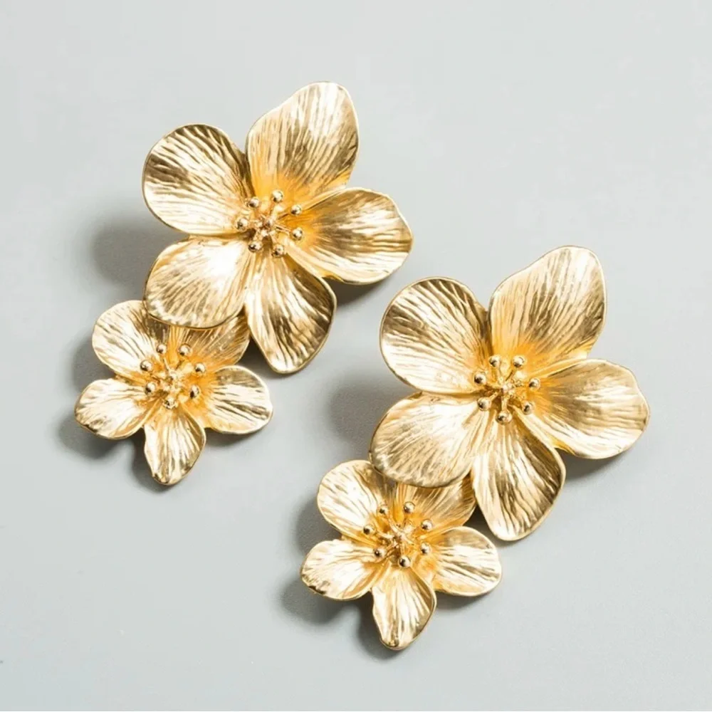 8J: BOHEMIAN Gold Sculptural Flower Earrings, Vintage. NIP - Picture 3 of 5